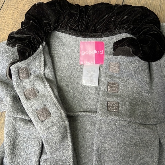 Size 2T coat and matching hat - Picture 2 of 3